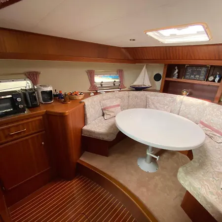 Hotel na wodzie Traumzeitboot4 Auf Dem Scharmuetzelsee *