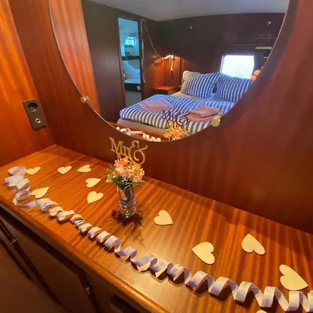 Tekne Traumzeitboot Amavida Yacht Auf Dem Scharmuetzelsee *