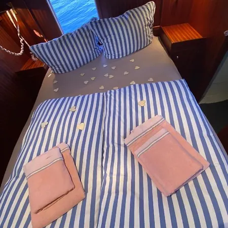 Yacht Amavida - Jacht - Traumzeitboot - Exklusiver Festanlieger In Perfekter Lage Auf Dem Scharmuetzelsee *